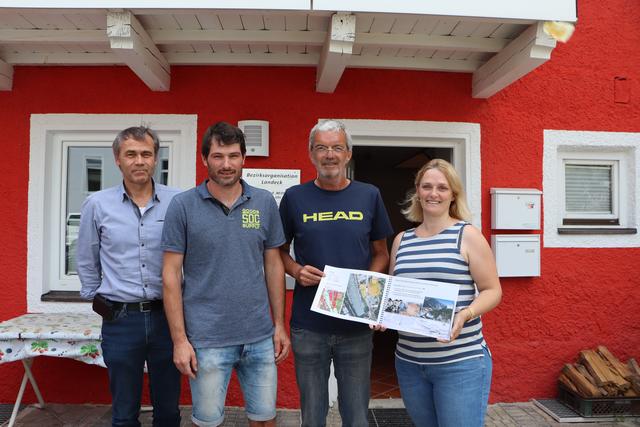 Andreas Pfenniger, Mathias Niederbacher, Manfred Jenewein und Simone Plangger präsentierten Ideen für die Nutzung des Grundstücks vom Hotel Schwarzer Adler.