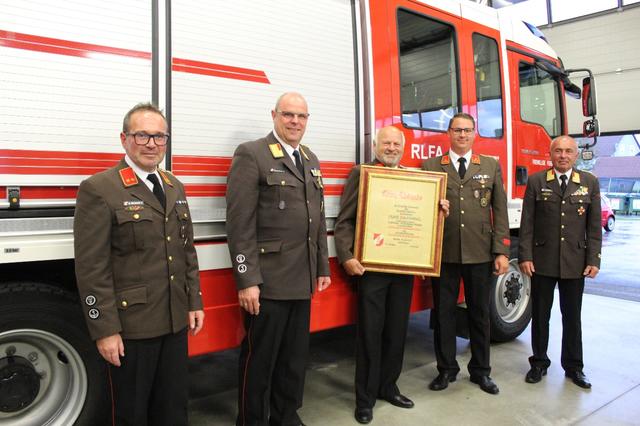Franz Baumhackel wurde zum Ehren-Brandmeister ernannt. | Foto: LMdV Marcel Keutz 