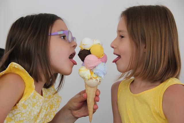 Schleckermäulchen und Naschkatzen aufgepasst! Am 1. Juli hat "Mikis Eis" in Perjen eröffnet!