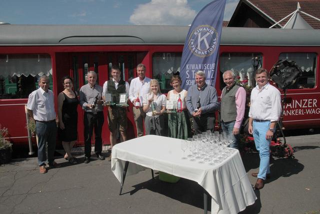 Gruppenbild mit Kiwanis-Siegern und ihren Weinen