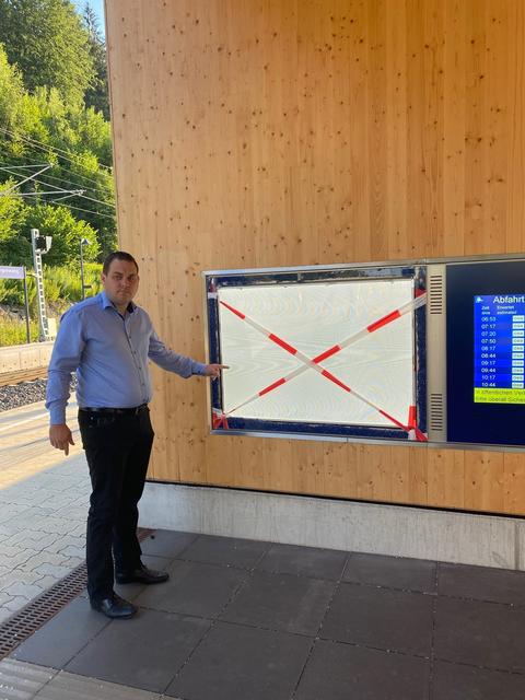 Philipp Könighofer vor einem zerstörten Bildschirm. | Foto: FPÖ Langenwang
