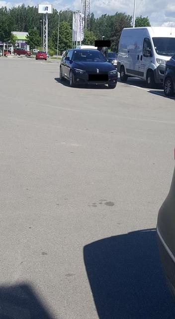 Obwohl genügend Parkplätze frei waren .. naja, erste Reihe fußfrei ... 