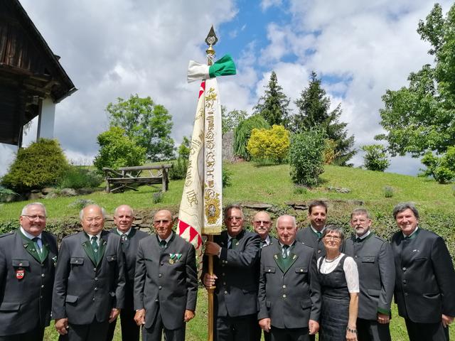 Ein Teil des neuen Vorstandes mit dem neuen Obmann Raimund Ulrich (3. von r.), den Ausgezeichneten und dem Bezirksobmann-Stv. Franz Hopfgartner (r.) | Foto: KK