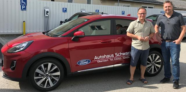 Das Autohaus Schwarz stellt ein Leihauto zur Verfügung: Marek Zeliska und Dieter Schwarz