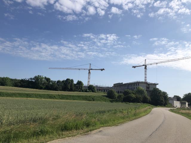 Die Kräne sieht man schon von der Ferne aus. | Foto: Karin Zeiler / Bezirksblätter NÖ