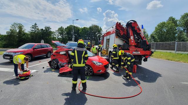 Drei Verletzte forderte ein Verkehrsunfall am Mittwoch auf der B1 in Schwanenstadt.