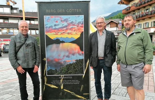 Fotokünstler Toni Niederwieser, Kulturreferent Vize-Bgm. Wolfgang Schwaiger und Josef Niedermoser (La Linea, technische Umsetzung) (v. li.). | Foto: Roswitha Wörgötter