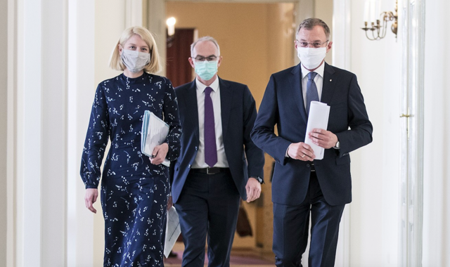 Landeshauptmann-Stellvertreterin Christine Haberlander, Lungenspezialist Bernd Lamprecht und Landeshauptmann Thomas Stelzer (v. l.) am Tag der Wiedereinführung der Maskenpflicht.