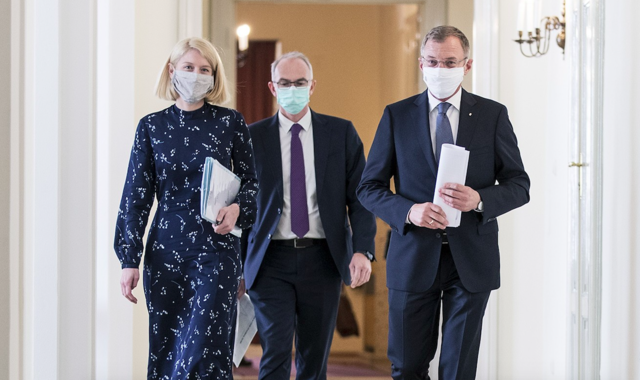 Landeshauptmann-Stellvertreterin Christine Haberlander, Lungenspezialist Bernd Lamprecht und Landeshauptmann Thomas Stelzer (v. l.) am Tag der Wiedereinführung der Maskenpflicht. | Foto: Land OÖ/Max Mayrhofer