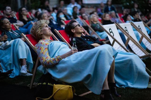 Die Veranstalter von dotdotdot statten die Besucher auch mit Decken aus. | Foto: Tobias Raschbacher