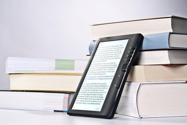 Bücherwürmer können die Zeit zuhause mit Medien aus dem Online-Angebot der Wiener Büchereien nutzen.  | Foto: Eisenhans- Fotolia