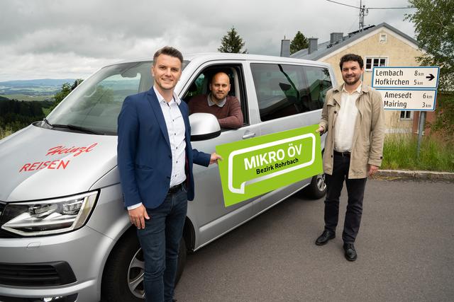 Regionale Taxi- und Busunternehmen sollen zu Mikro-ÖV-Partnern werden. Initiiert wurde das Projekt von Andreas Höllinger (l.) und Johannes Großruck (r.), hier mit Stefan Heinzl von Heinzl Reisen (Mi.).
 | Foto: Justin Berlinger 