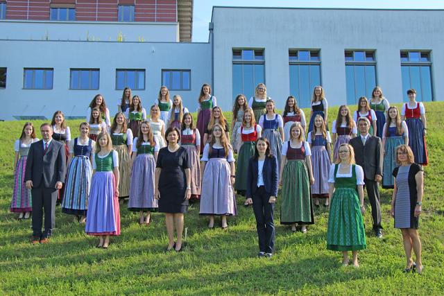 5E Ernährungsmanagement (von links nach rechts):
1. Reihe:  Norbert Hable, Klassenvorständin Bernadette Baumgartner, Direktorin Michaela Hartl, Manuela Maier, Anna Schnetzinger, Franziska Jordan
2. Reihe:  Christina Bichler, Johanna Drack, Lisa Schwendinger, Klara Etzelstorfer, Nicole Wenzl, DI Johann Schober

3. Reihe:  Margret Hauhart, Magdalena Krichbaumer, Lena Käferböck (ausgezeichneter Erfolg), Lena Heibl (ausgezeichneter Erfolg), Viktoria-Maria Angleitner, 
Reihe:  Anna Spitzbart, Jasmin Affenzeller, Eva-Maria Aschauer, Maria Hieslmair, Katrin Kromoser (guter Erfolg), Kathrin Weissensteiner (guter Erfolg)
4. Reihe:  Johanna Heigl, Lisa Hammer, Viktoria Gahleitner, Linda Hinterreiter, Berivan Pfisterer, Anna Eder, Karoline Humer
5. Reihe:  Christina Luger, Katrin Holzer, Lisa Peherstorfer, Linda Ziebermayr, Julia Haslinger, Julia Hasibeder 
 | Foto: HBLA Elmberg