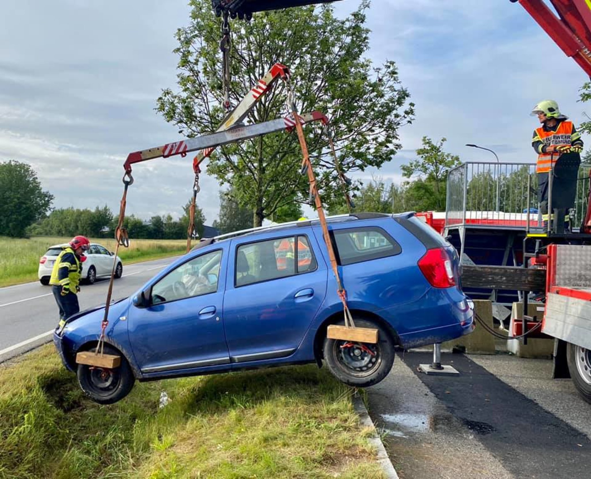 PKWDiebstahl Täter ließen total beschädigtes Fahrzeug im