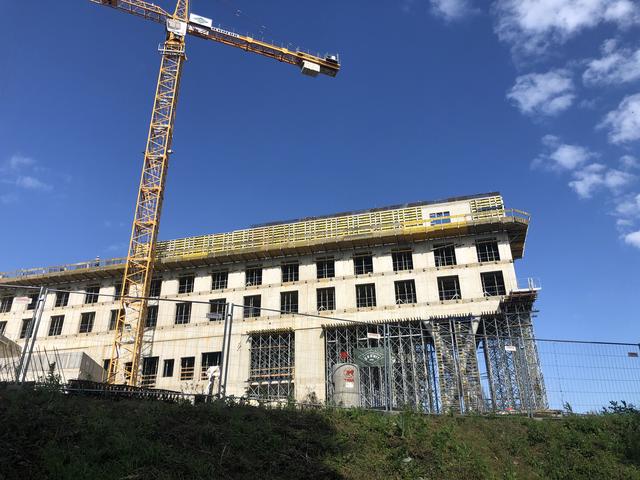 Stein auf Stein, das Gesundheitszentrum wird bald fertig sein. | Foto: Karin Zeiler / Bezirksblätter NÖ