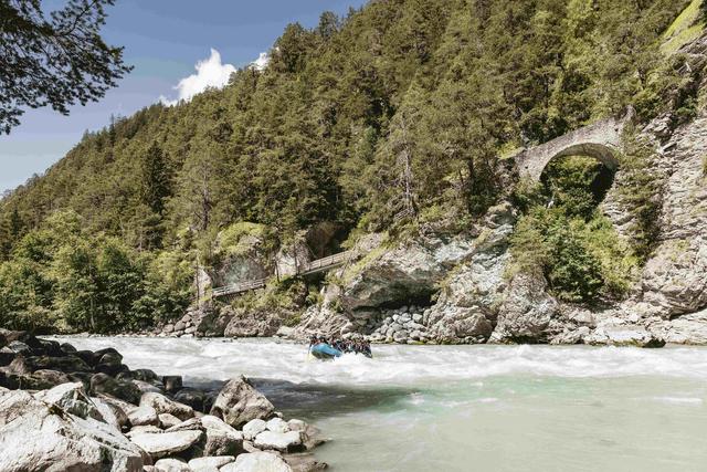 Die tosenden Flüsse und schroffen Felsen im Tiroler Oberland ermöglichen spannende Outdoor-Aktivitäten. | Foto:  TVB Tiroler Oberland / Eva Senn 
