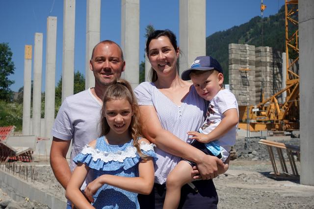 Spenglermeister Klaus Ladstätter, Gattin Elisabeth, die Kinder Luisa (9) und Leo (3) auf der Hallen-Baustelle in Waidegg | Foto: Hans Jost