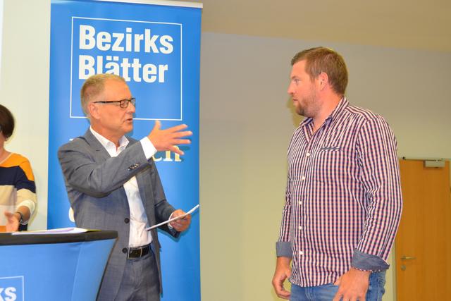 Moderator Christian Uchann im Gespräch mit Bezirkssieger Gerhard Wolfger (Spg Avita Therme) | Foto: Katharina Zach