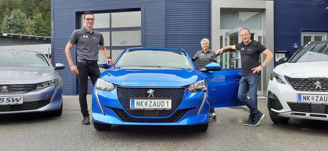 Manuel Diertl, Elisabeth Apfler und Firmenchef Erich Zauder (v.l.) mit den Highlights Peugeot 508SW, dem Elektrostar E208 und dem 3008 Hybrid (v.l.). | Foto: RAXmedia