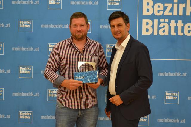 Bezirkssieger Gerhard Wolfger (Spg Avita Therme) und LR Christian Illedits | Foto: Katharina Zach
