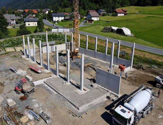 Stahlbetonstützen sind fertig. Hallengröße: 35 mal 20 Meter | Foto: Hans Jost