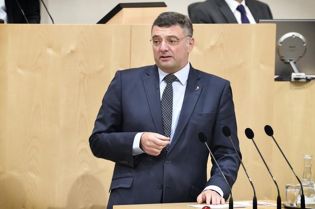 Ein degressives Modell bedeute de facto eine Verkürzung des Arbeitslosengeldes, so SPÖ-Vizeklubchef Jörg Leichtfried.  | Foto: © Parlamentsdirektion / Johannes Zinner