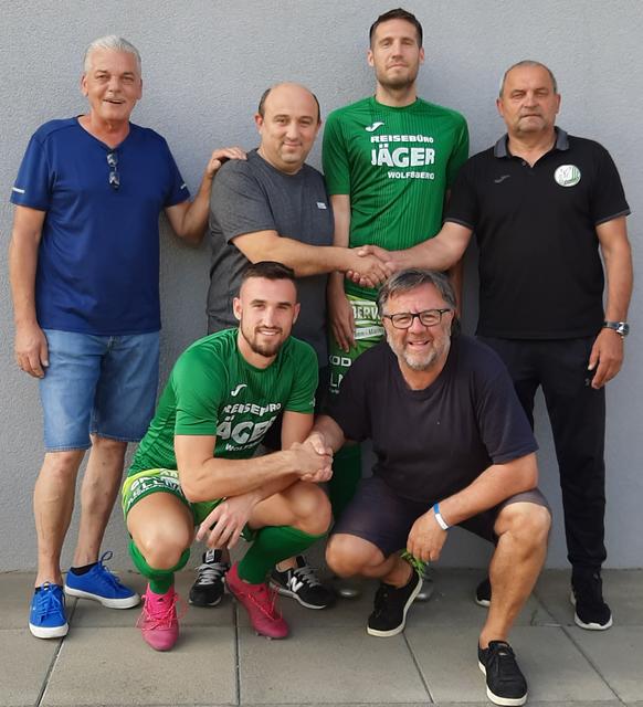Hand in Hand in Lendorf: Obmann Huber Johann, Sportl. Leiter Alois Morgenstern und Manager Günter Dokter mit Fan Fritzi und den beiden Neuzugängen Denis Besirevic und Jon Simic (beide Slovenija) | Foto: FC Hand in Hand Werker Lendorf