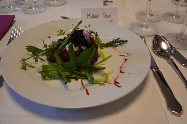 Das Rote-Rüben-Tartar mit Grünalgenkaviar