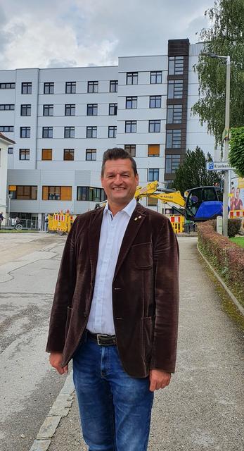 FPÖ-Bezirksparteiobmann Michael Gruber vor dem Klinikum Kirchdorf. | Foto: FPÖ
