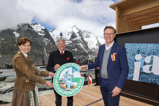Bei der Eröffnung auf dem Großglockner: Salzburgs Landtagspräsidentin Brigitta Pallauf, Landeshauptmann Peter Kaiser und Grohag-Vorstand Johannes Hörl (von links)