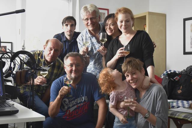 Stolz auf Ottakring - Wien International (Kulturverein Echt Wien)
vorne v.l.: Walter Schirato, Kuno Trientbacher, Andrea Schlor (mit Töchterchen Emmy)
hinten v.l.: Laszlo Lugosi, Gerhard Blaboll, Yuko Mitani, Saskia Fanta
