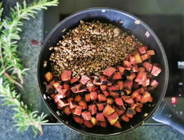 Linsen zum Gemüse in die Pfanne geben | Foto: Katrin Ebetshuber