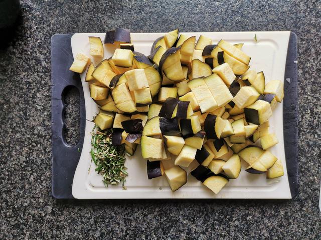 Melanzani in Würfel schneiden | Foto: Katrin Ebetshuber