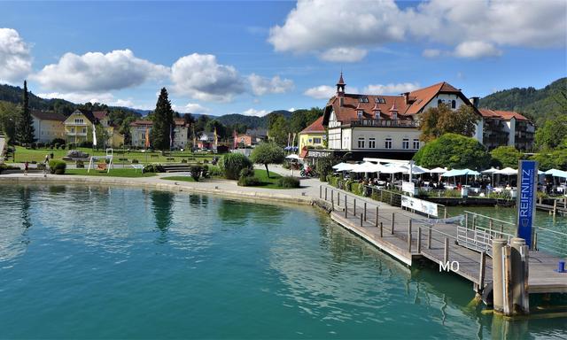 Die Golf GTI Skulptur aus Beton von Reifnitz links im Bild
