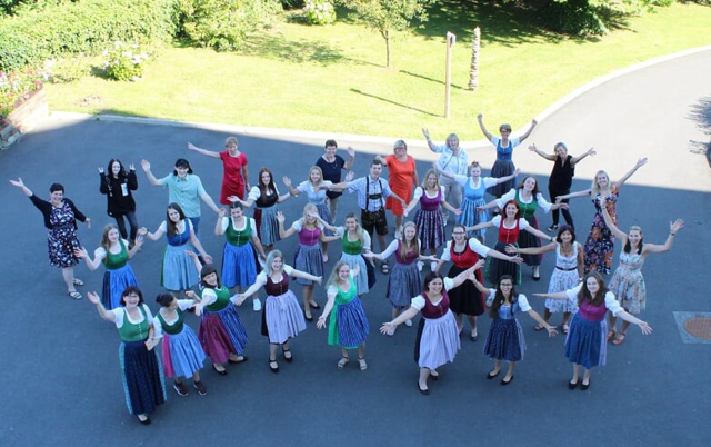 Stolz haben die Schülerinnen der 2. Klasse an der Fachschule Burgstall ihre Trachten am letzten Schultag dieses außergwöhnlichen Jahres präsentiert. | Foto: KK