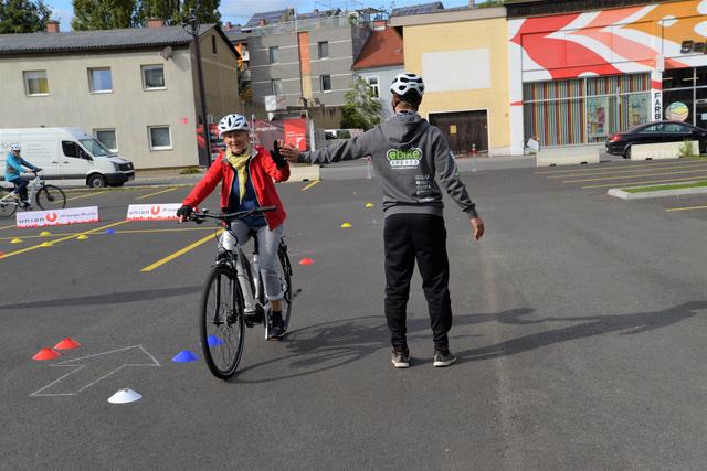 Im Rahmen des Projektes "E-Bike Xperts" wird Personen über 50 Jahren der richtige Umgang mit den Elektrorädern gelehrt.  | Foto: KK
