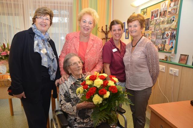 Gratulation zum 100er: Pflegedirektorin Christine Ecker, Agrarlandesrätin Verena Dunst, Wohnbereichsleiterin Isabell Seper und Gemeinderätin Anita Karner (von links) mit der Jubilarin im Pflegeheim Strem. | Foto: Büro Dunst
