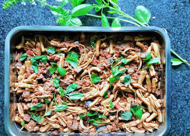 Sauce mit den Nudeln in einer gro´ßen Auflaufform vermengen und mit Basilikum bestreuen | Foto: Katrin Ebetshuber