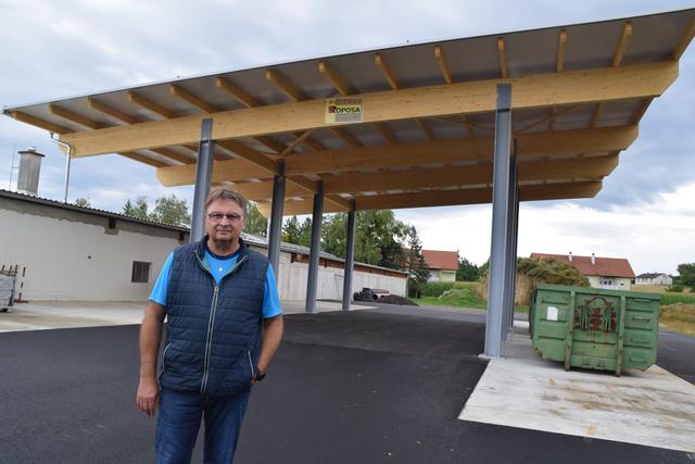 "Der neue Zubau der Abfallsammelstelle unter einem Dach bietet ausreichend Platz", berichtet Bürgermeister Franz Kern. | Foto: Elisabeth Kloiber