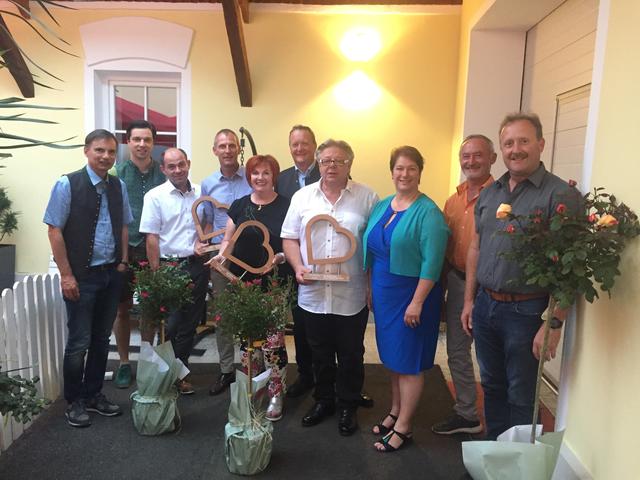 Als Dankeschön für den scheidenden Vorstand um Rupert Mauthner gab es Rosen aus Glashütten und Pokale in hölzerner Herz-Form. | Foto: TV