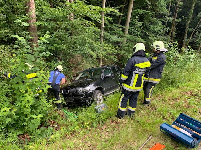 Kameraden zogen den Unfallwagen aus dem Graben. | Foto: FF Rappoltenkirchen