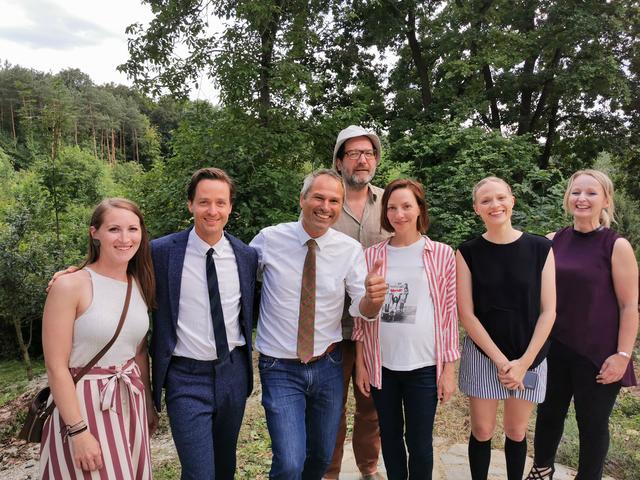 Hotelchef Hannes Wagner (3. von l.) und Marketingchefin Alexandra Eder (r.) freuten sich die Filmcrew mit David Schalko (M.), Tom Schilling, Katharina Schüttler und Mavie Hörbiger im Hotel "Vier Jahreszeiten" zu begrüßen. | Foto: Der M-Effekt