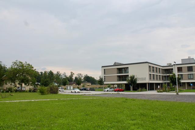 Links neben dem Seniorium könnte das Projekt "Generationenwohnen" entstehen. Auf der freien Fläche im Vordergrund wäre Platz für ein soziales Zentrum, eine Art "Marktplatz".