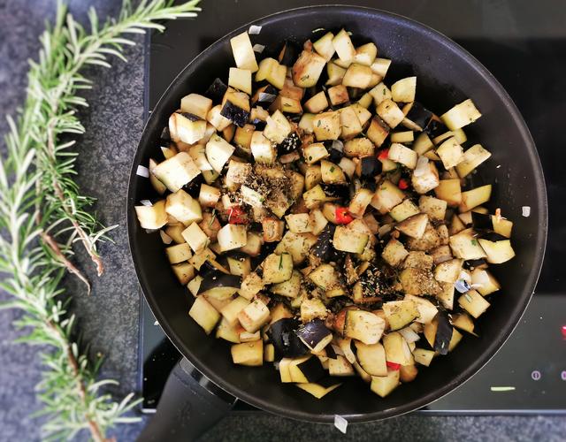 Melanzani einige Minuten mitbraten | Foto: Katrin Ebetshuber