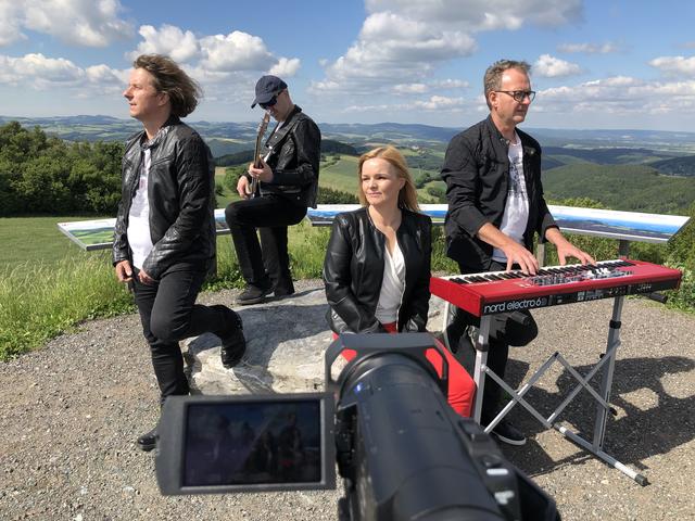 Die Band mit Keyboarder Josef Krisper (r.) beim Dreh.