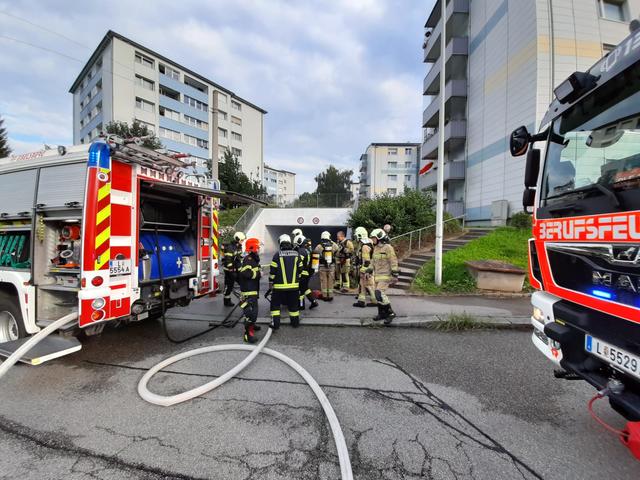 Der Brand in einer Tiefgarage im Stadtteil Ebelsberg dürfte am Wochenende gelegt worden sein. | Foto: FF Ebelsberg