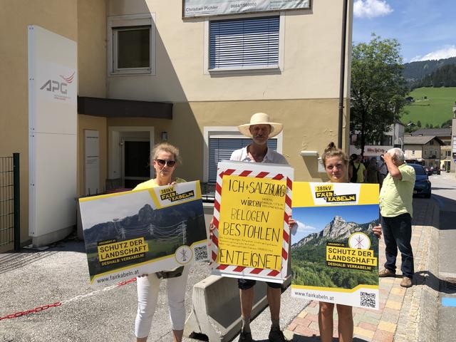 Barbara, Christian und Theresa von Fairkabeln vor dem Gebäude der Austrian Power Grid.