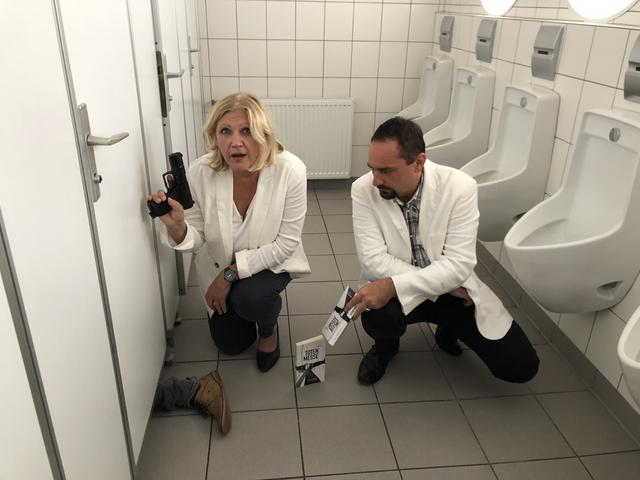 Krimi-Posing: Messepräsidentin und Bürgermeisterin Maria-Luise Mathiaschitz unt Krimiautor Roland Zingerle