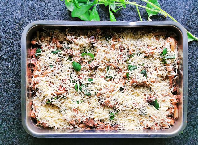 zum Schluss noch mit Käse bestreuen und im Ofen überbacken | Foto: Katrin Ebetshuber