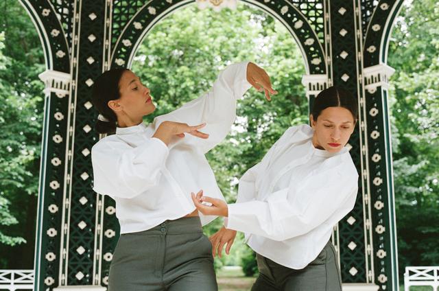 Die beiden Tänzerinnen Farah Deen aus Wien (li.) und Olivia Mitterhuemer aus Salzburg drücken ihr Erlebtes während des Lockdowns und insbesondere die Wertschätzung der Kunst mittels Tanz aus. Die Choreographie, welche zu Tracy Chapman’s “Revolution” getanzt wird, haben sie aufgrund des weltweiten Protestes gegen Rassismus mit einem klaren Statement versehen. | Foto: Marko Mestrovic